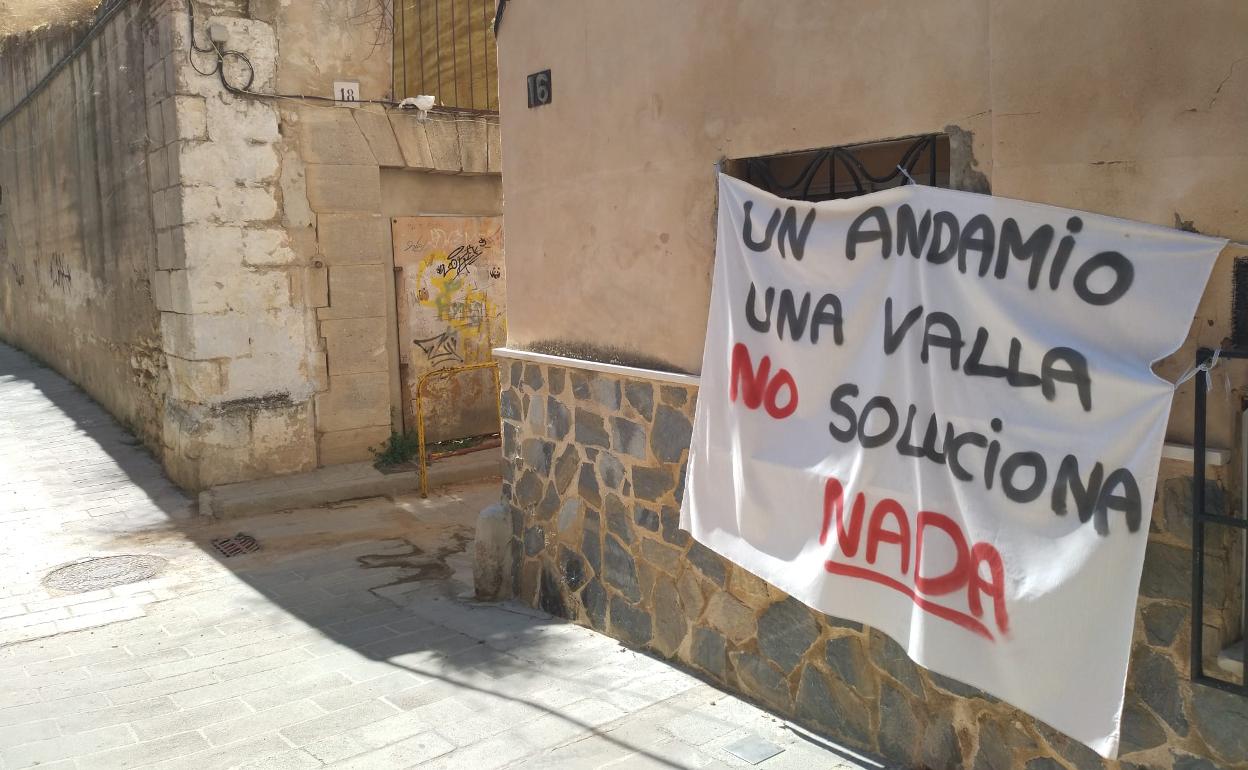 Una pancarta evidencia el malestar vecinal con el estado del centro de Cocentaina. 