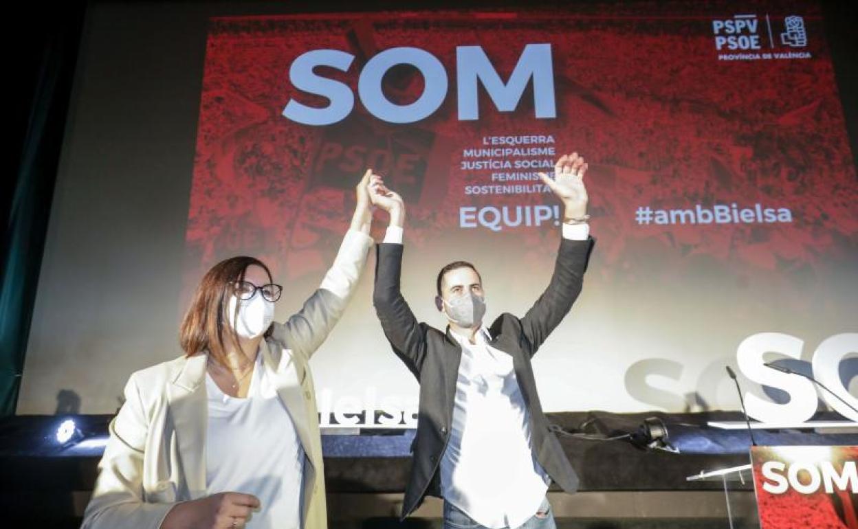 Fernández Bielsa, junto a Sandra Gómez, en el pasado congreso provincial del PSPV. 