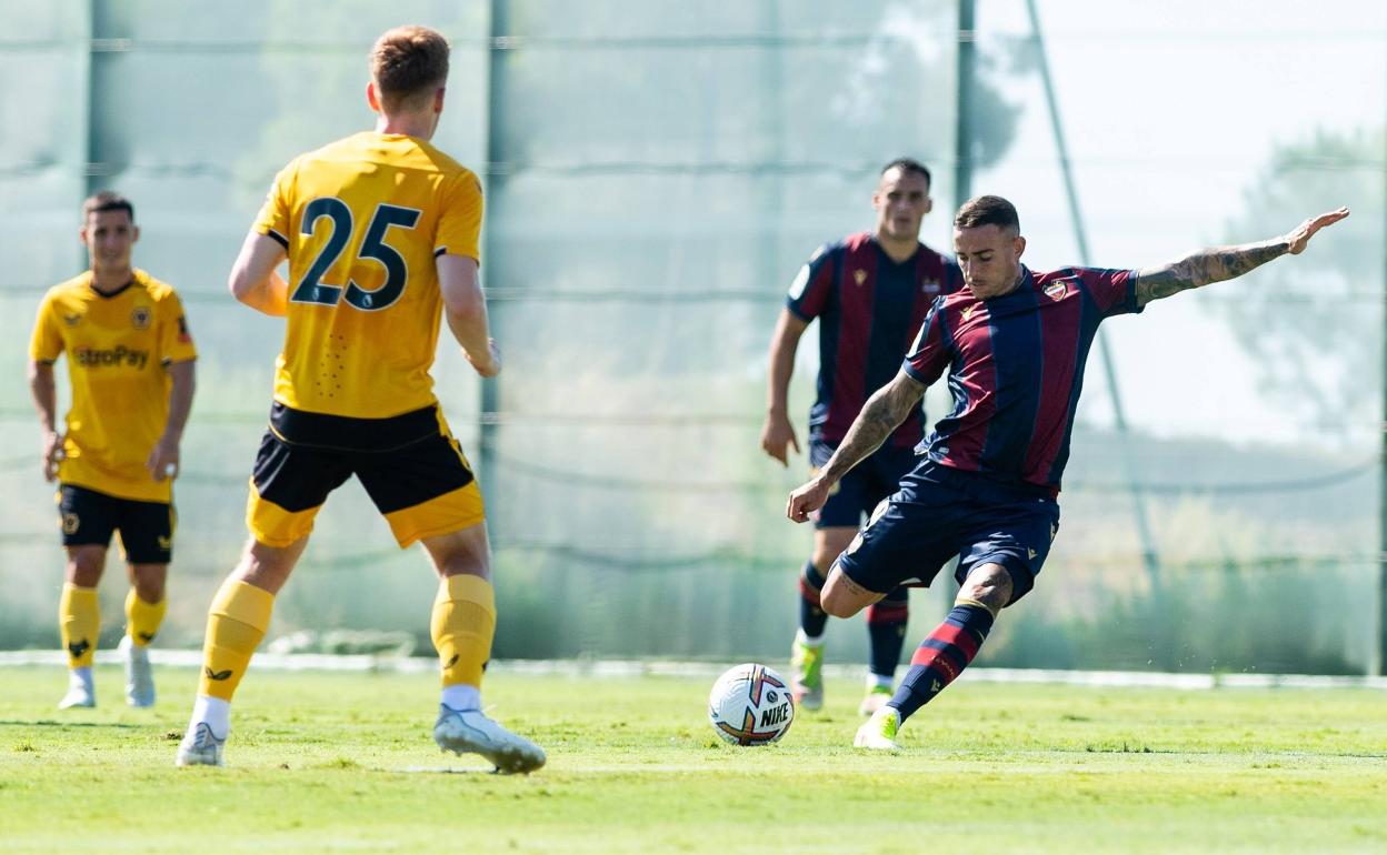 Roger Martí golpea el balón durante el amistoso contra los Wolves.