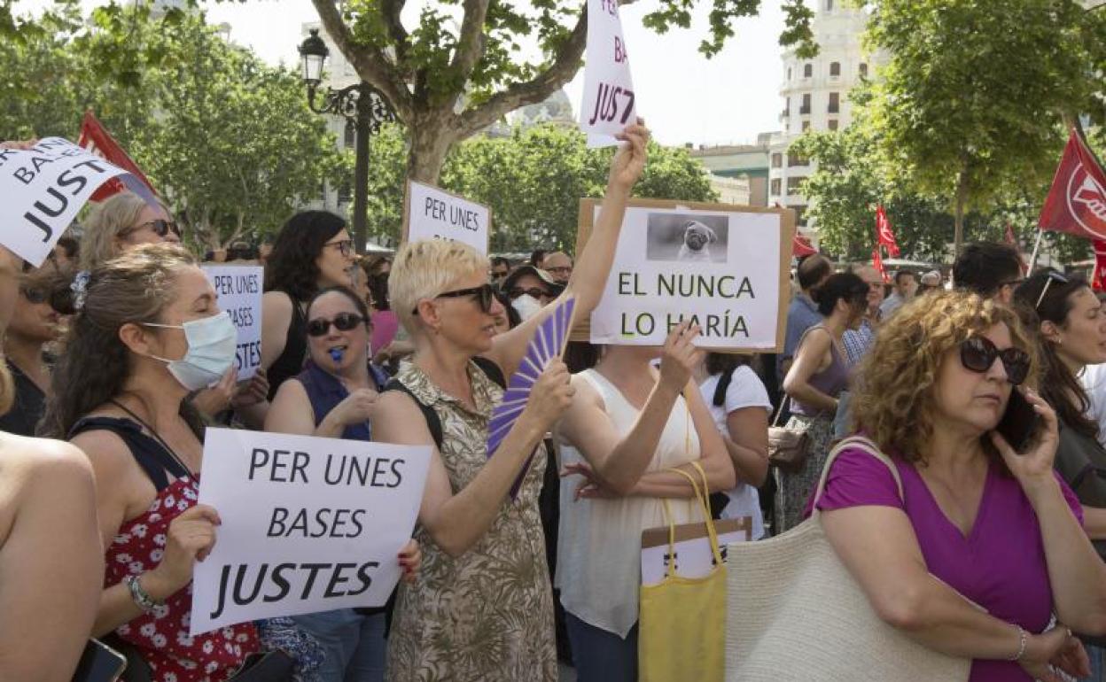 Manifestación de interinos ante el Consistorio.