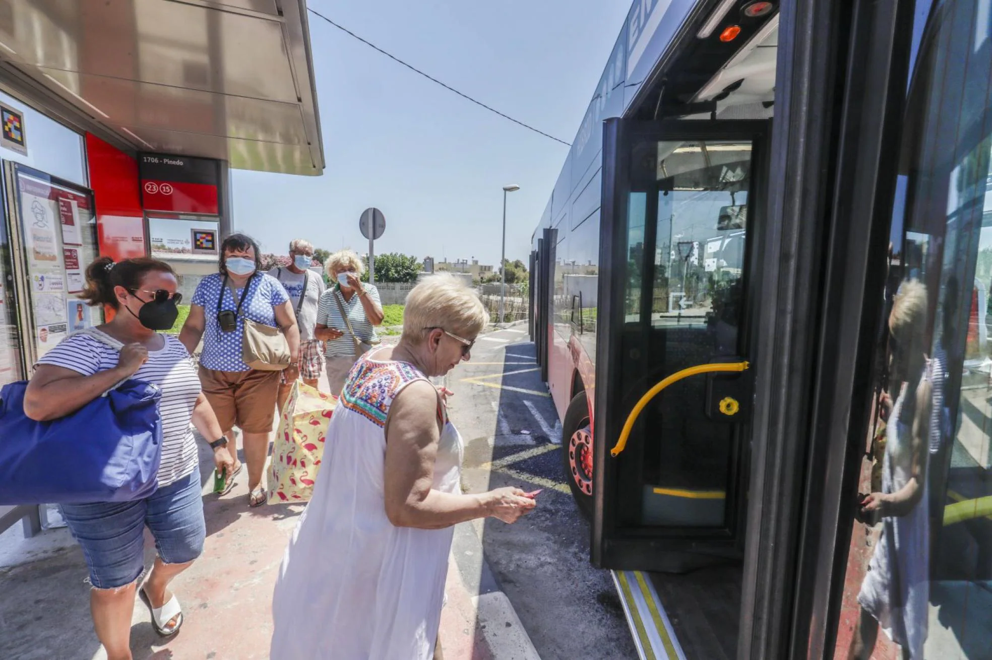 EMT retrasos | 90 minutos para coger un bus a la playa | Las Provincias