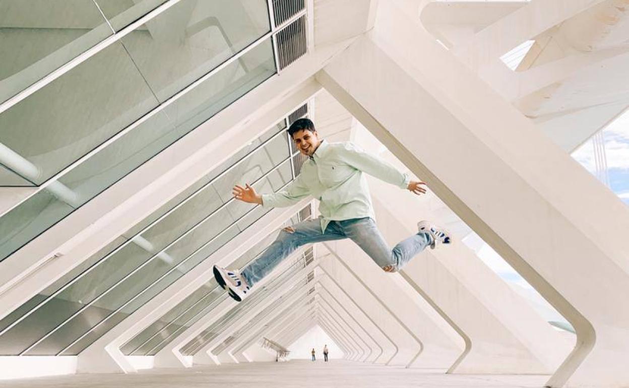 Andrés Carrión, en un lateral del Museo de las Ciencias, el que recae a l'Umbracle. Es uno de los lugares preferidos de los creadores de contenido en redes por el juego que da la perspectiva del pasillo. 