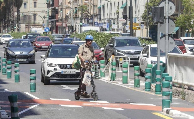 Imagen principal - Nuevo cruce ciclista en la avenida de Pérez Galdós. 