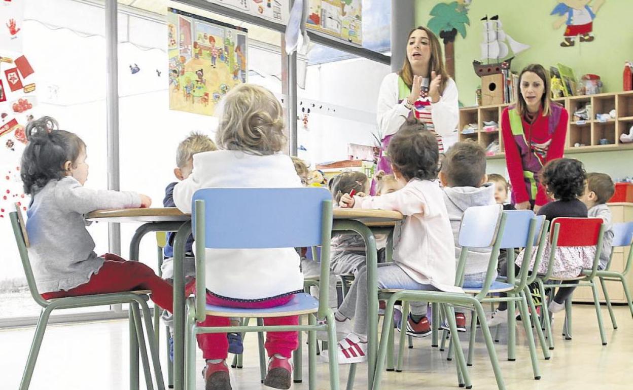 Educadores infantiles en una clase con niños. 