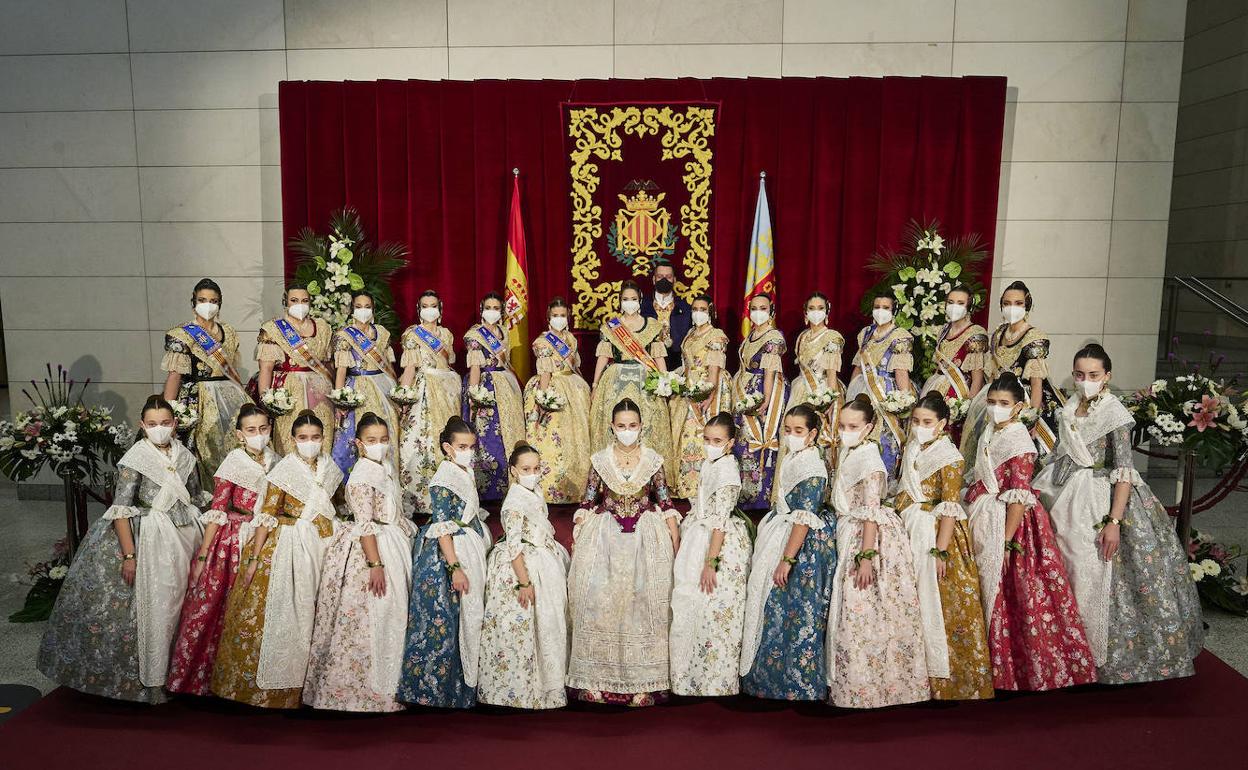 Carmen Martin, Nerea López, falleras mayores de Valencia, y sus cortes de honor. 