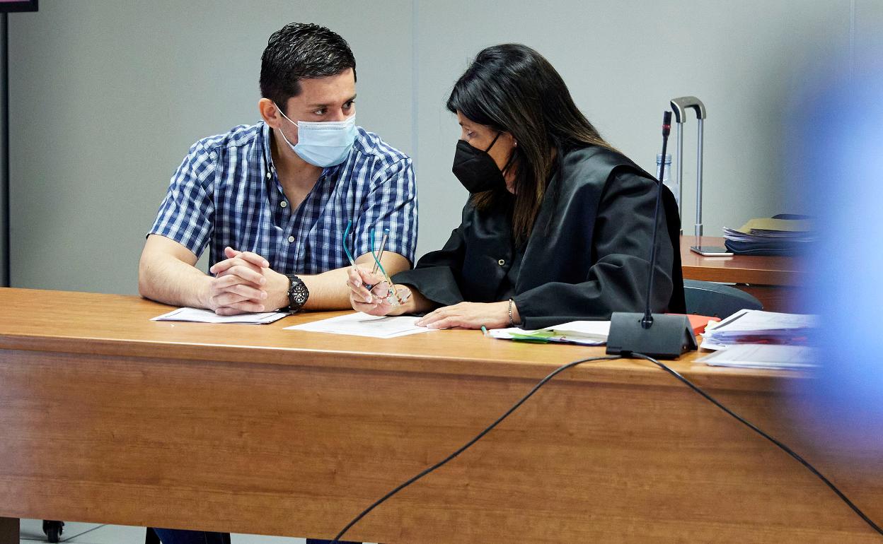 El sospechoso, junto a su abogada, en una de las sesiones del juicio. 