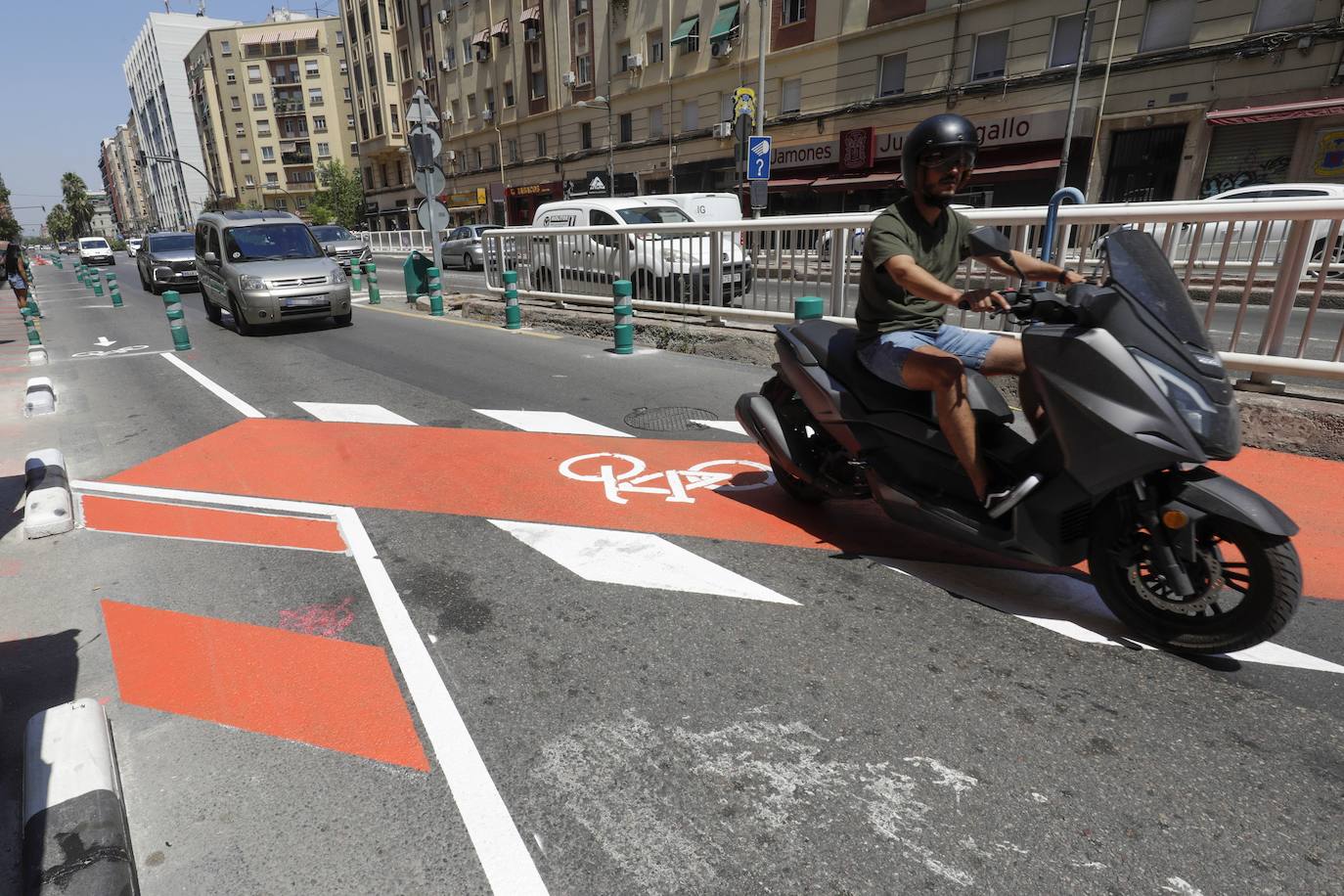 Fotos: Otra improvisación en la avenida Pérez Galdós de Valencia