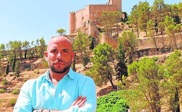 Alejandro con el parador nacional como escenario.