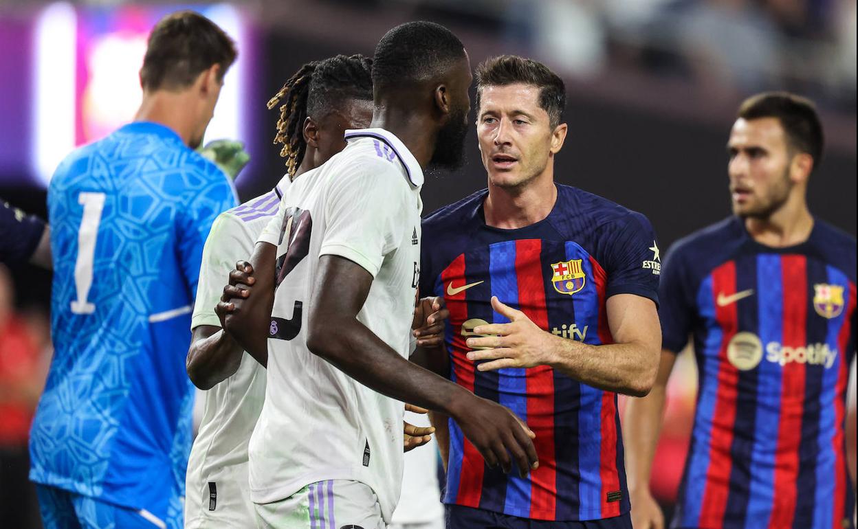 Antonio Rudiger y Robert Lewandowski. 