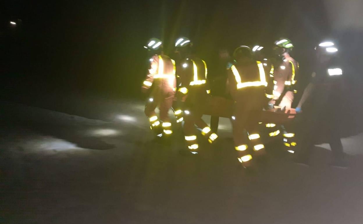 Los bomberos trasladan el cadáver del hombre ahogado. 