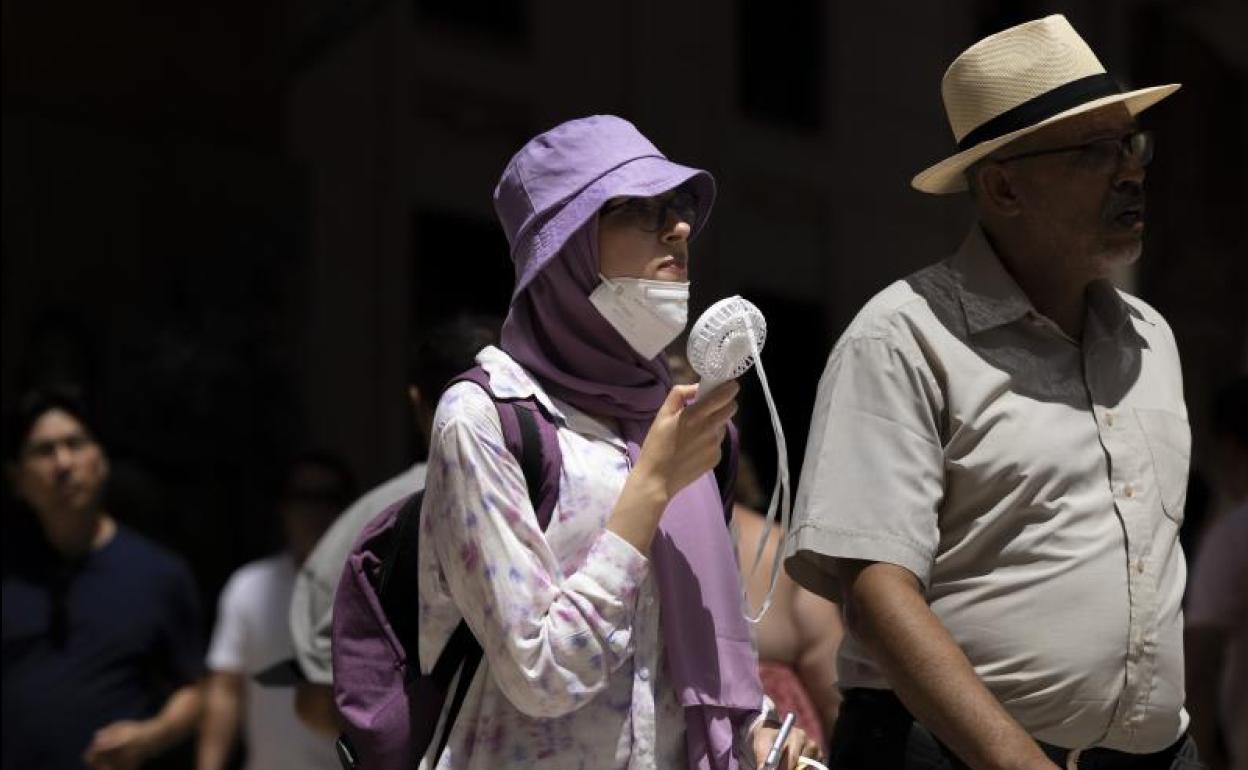 Dos personas en Valencia durante la ola de calor.