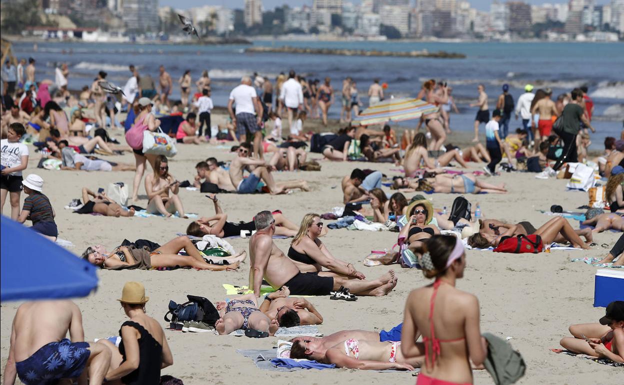 Playa de El Postiguet en Alicante. 