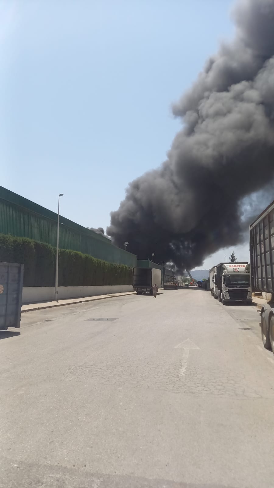 Fotos: Las imágenes del incendio de una nave industrial en Riba-roja