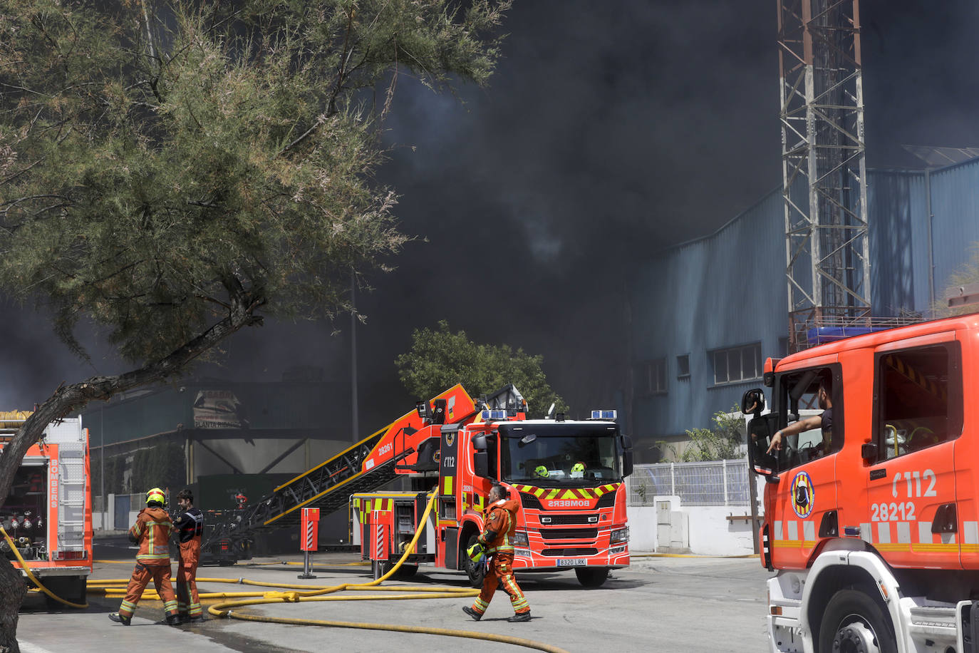 Fotos: Las imágenes del incendio de una nave industrial en Riba-roja