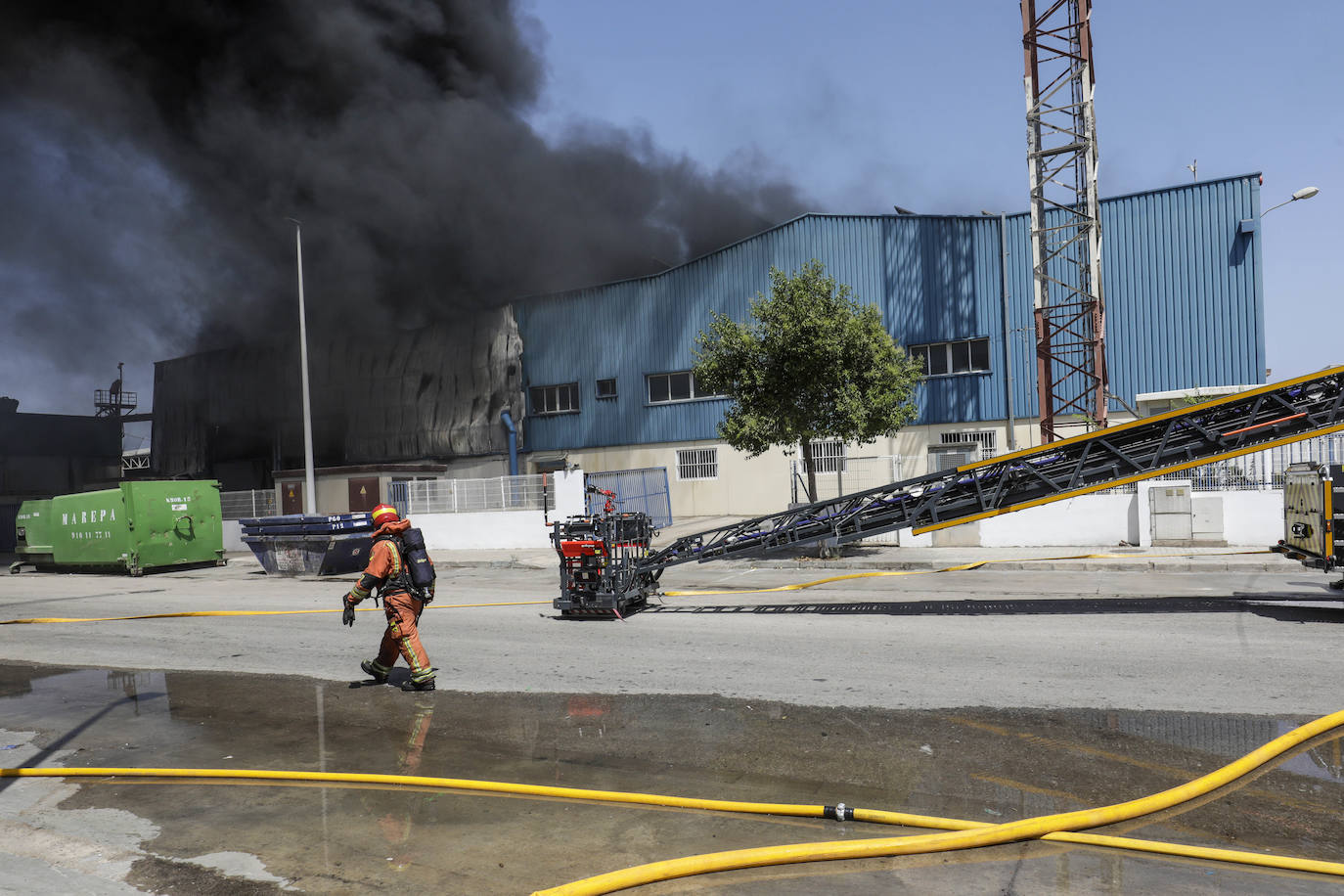 Fotos: Las imágenes del incendio de una nave industrial en Riba-roja