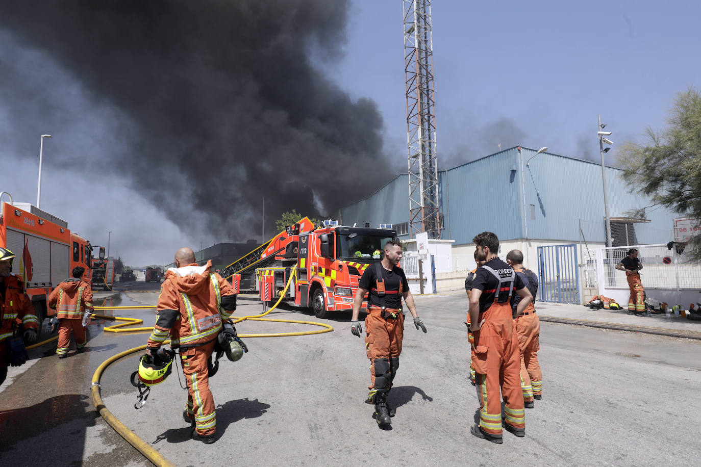 Fotos: Las imágenes del incendio de una nave industrial en Riba-roja