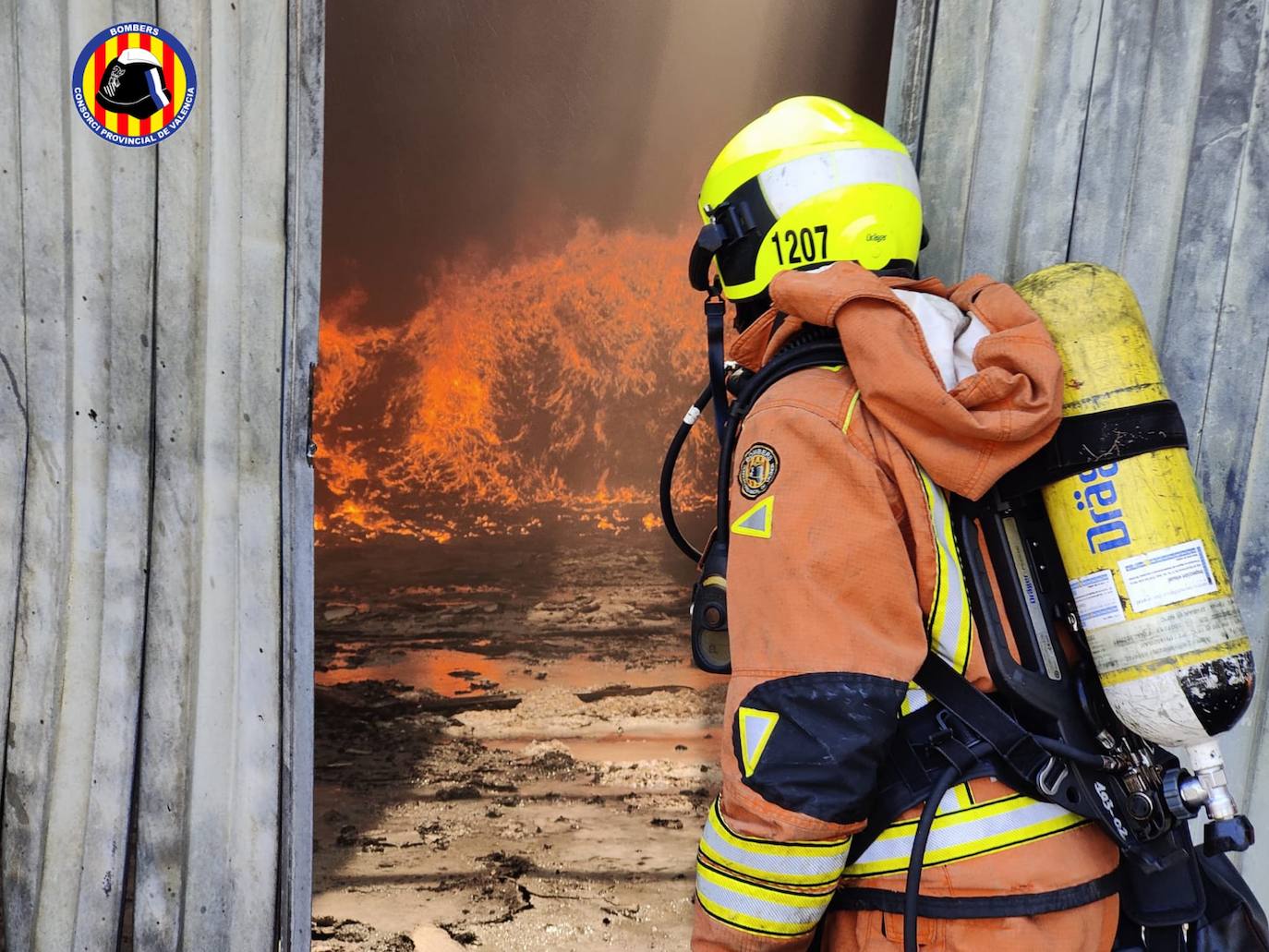 Fotos: Las imágenes del incendio de una nave industrial en Riba-roja