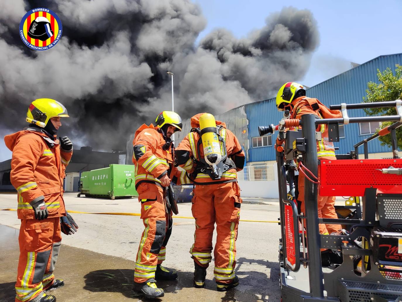 Fotos: Las imágenes del incendio de una nave industrial en Riba-roja