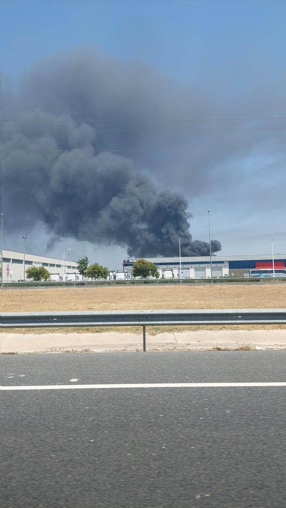 Fotos: Las imágenes del incendio de una nave industrial en Riba-roja