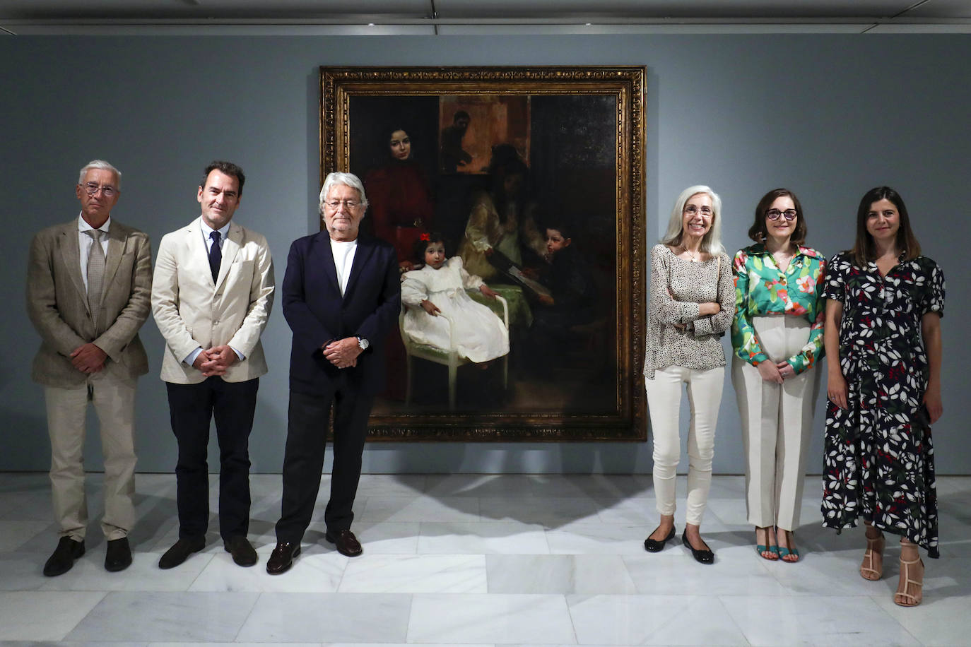 Rafa Alcón, tercero por la izquierda, con traje chaqueta y camiseta.