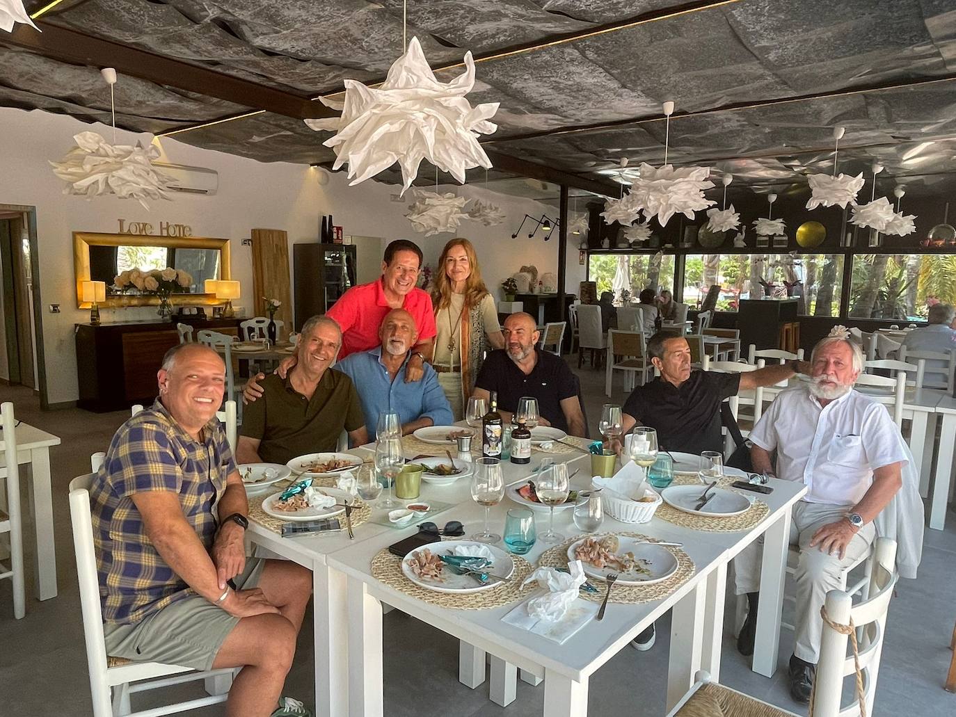 El grupo Montgo en el restaurante Ca Aleix con Joan Miquel, Toni Marí, Nicolas Merlé, Edgar Salma, María Lull, Vicente García, Vicente Miralles y Gabriel Martínez.