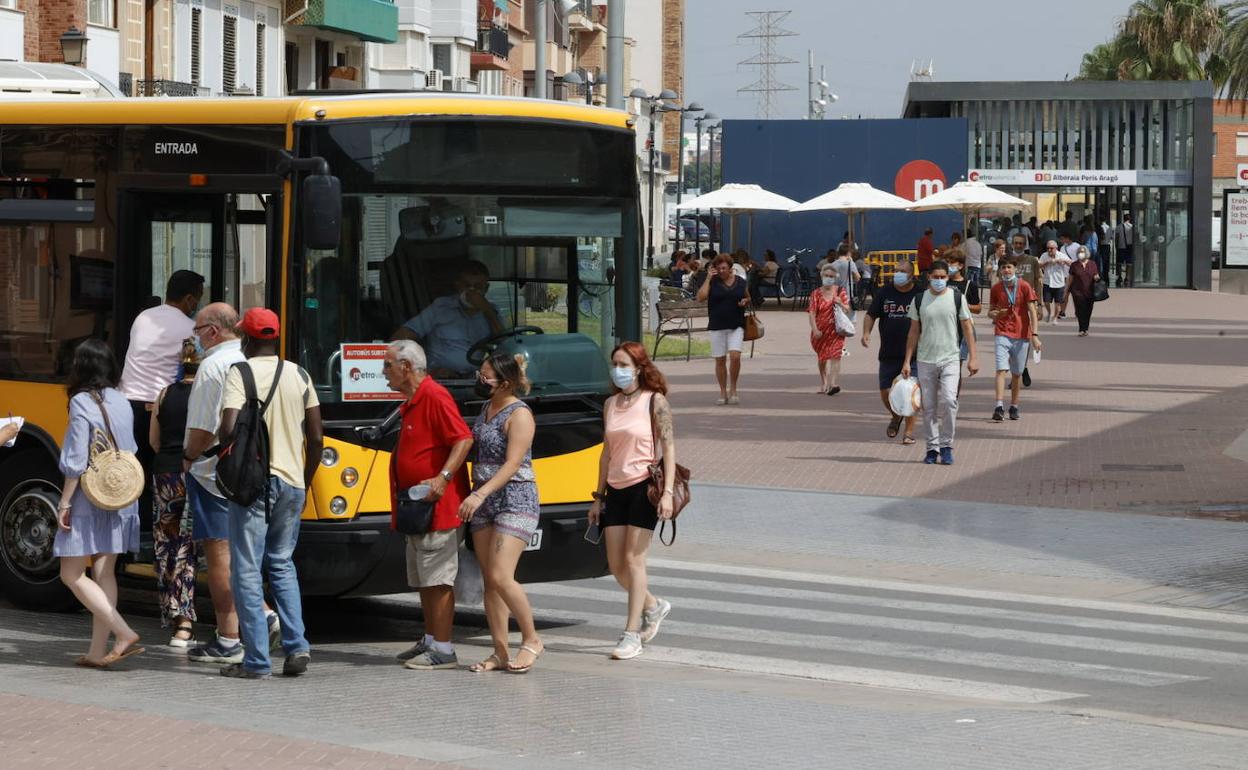 El autobús que sustituye al metro durante las obras.