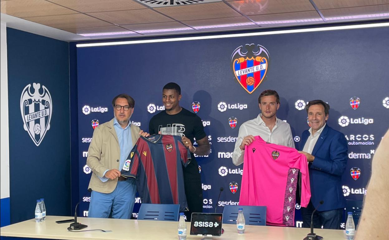 De izquierda a derecha, Quico Catalán, Wesley moraes, Joan Femenías y Felipe Miñambres, durante la presentación de ambos futbolistas. 