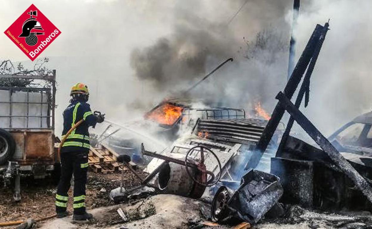 Los bomberos trabajan en la extinción del incendio de Pinoso. 