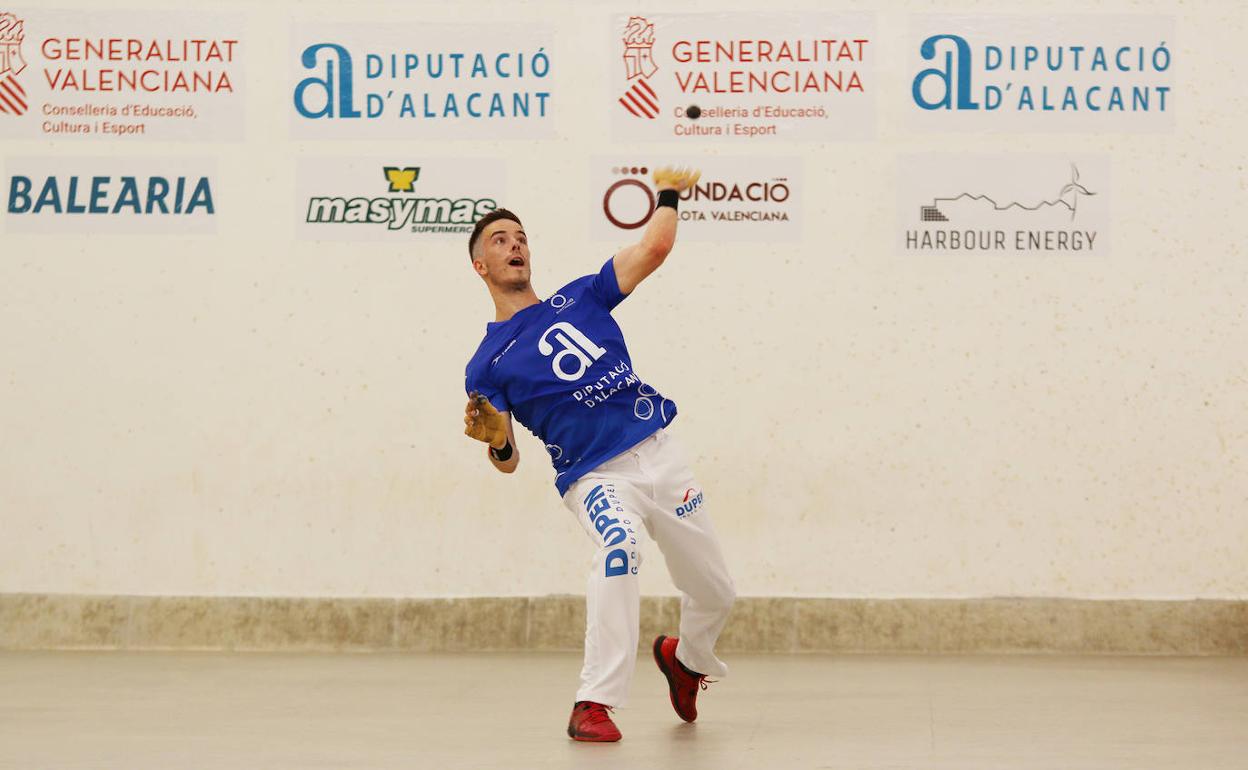 Salva Palau, durante una partida del Trofeu Diputació d'Alacant. 