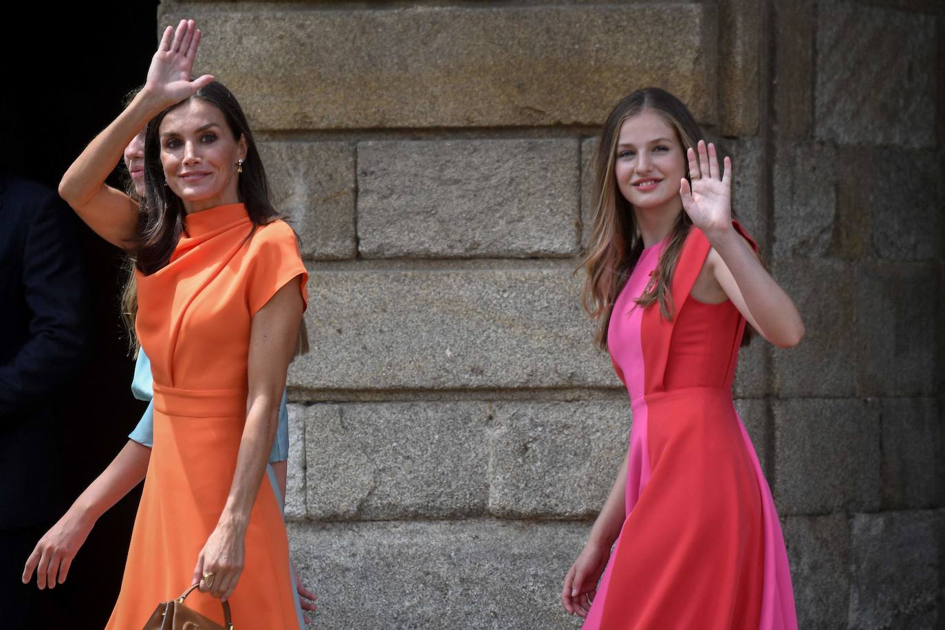 Fotos: Leonor, Letizia y Sofía impactan con colores vivos en Santiago de Compostela