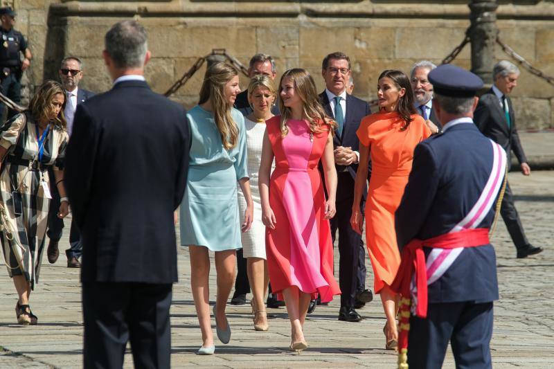 Fotos: Leonor, Letizia y Sofía impactan con colores vivos en Santiago de Compostela