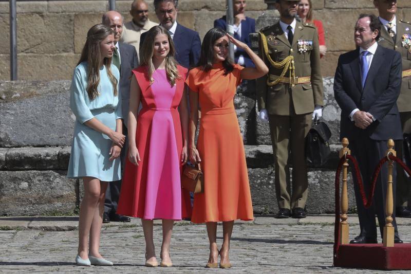 Fotos: Leonor, Letizia y Sofía impactan con colores vivos en Santiago de Compostela