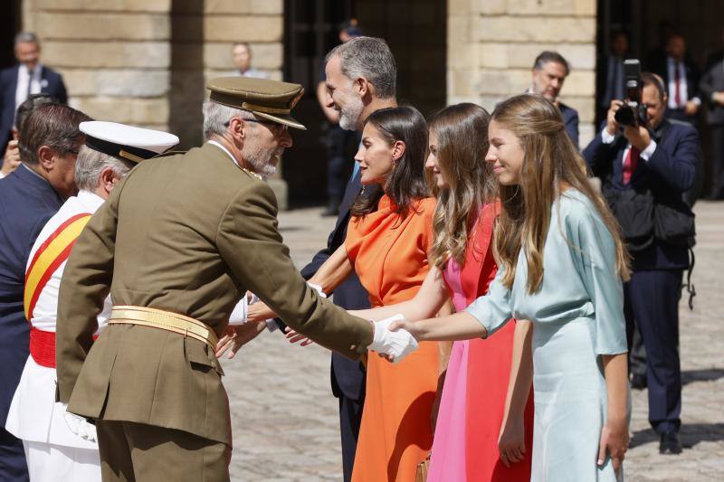 Fotos: Leonor, Letizia y Sofía impactan con colores vivos en Santiago de Compostela