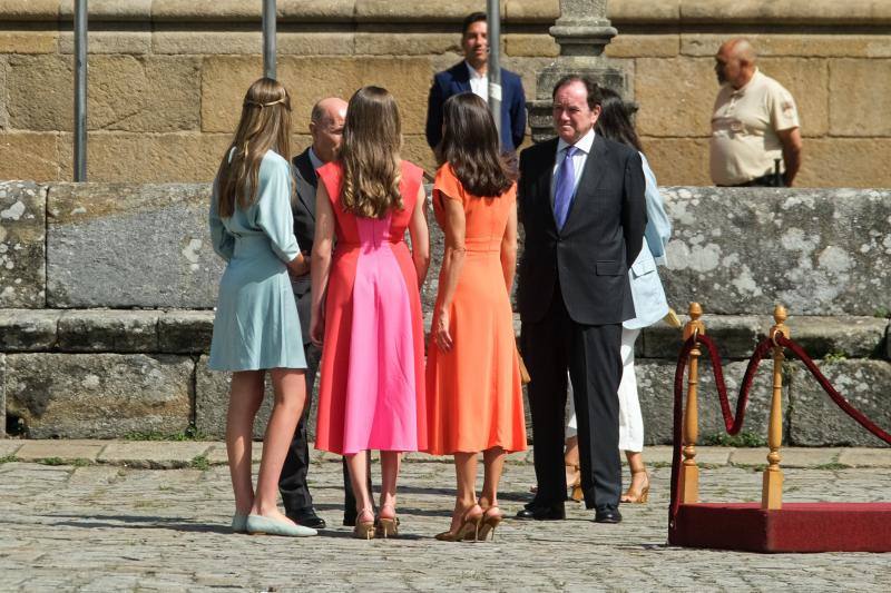 Fotos: Leonor, Letizia y Sofía impactan con colores vivos en Santiago de Compostela