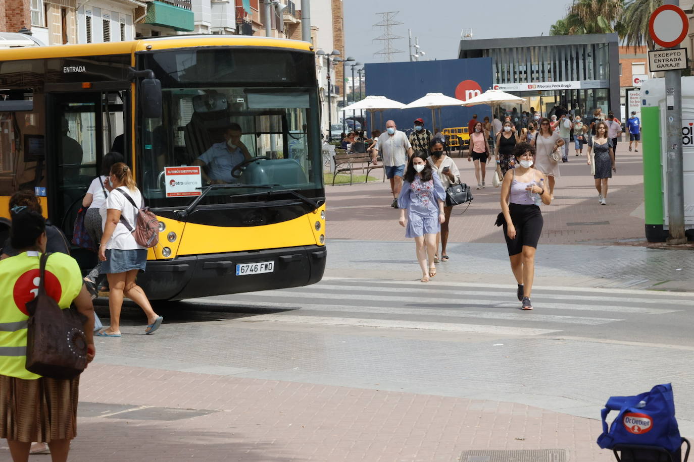 Fotos: Los autobuses que sustituyen a las líneas de metro cortadas, abarrotados