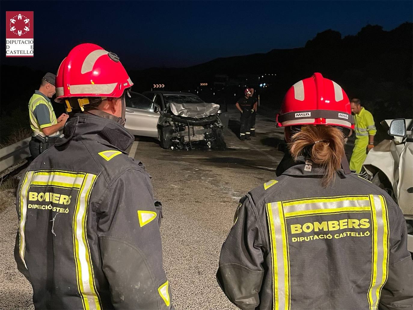 Dos personas han fallecido tras un choque frontal y los bomberos han excarcelado a cuatro personas que han resultado heridas