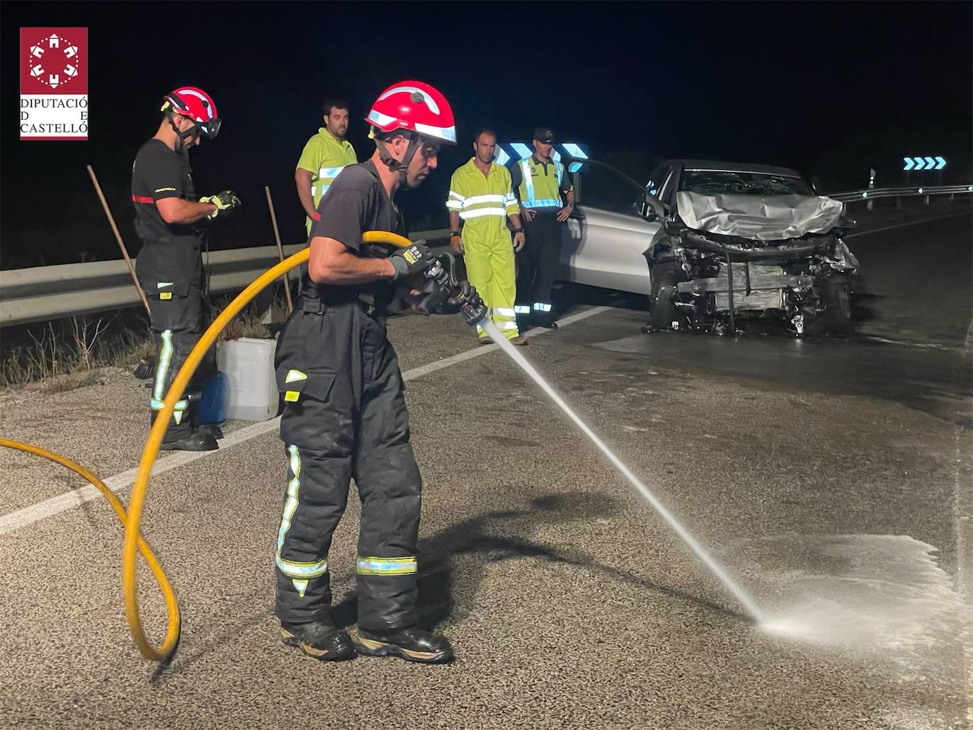 Dos personas han fallecido tras un choque frontal y los bomberos han excarcelado a cuatro personas que han resultado heridas