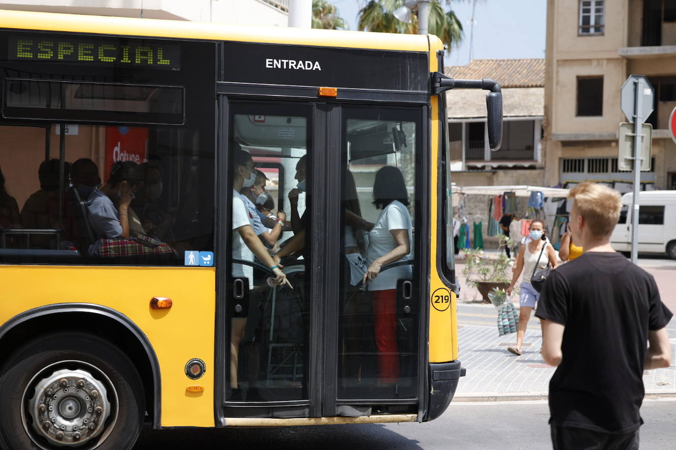 Fotos: Aglomeraciones en los buses de Metrovalencia