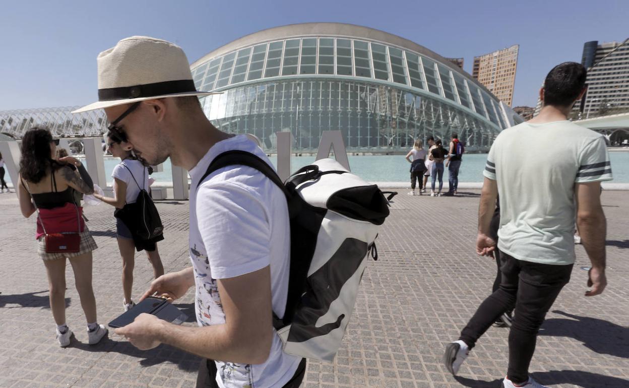 Turistas en la Ciuad de las Artes y las Ciencias. 