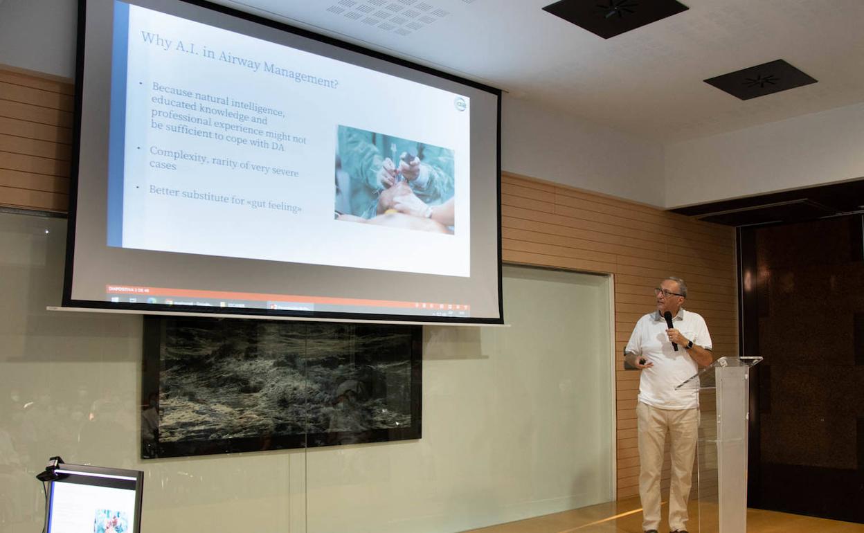 El profesor Peter Biro durante la ponencia en el Hospital de Dénia. 