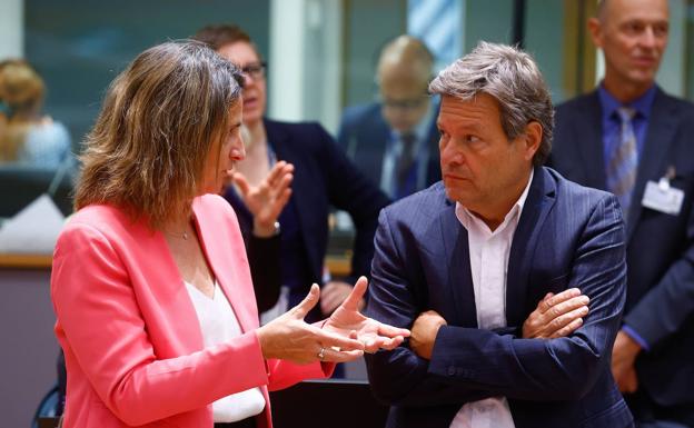 La ministra Teresa Ribera y el ministro de economia alemán Robert Habeck en la reunión extraordinaria del Consejo de Energia de esta mañana, en Bruselas. 