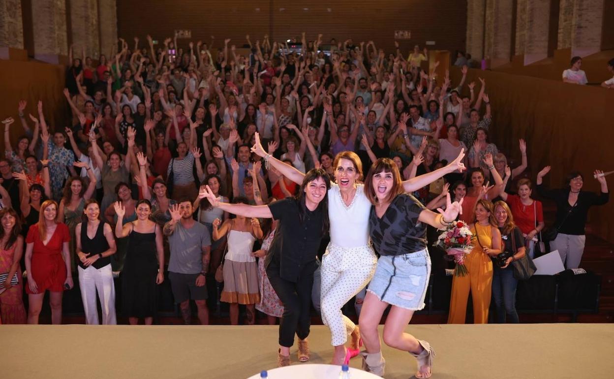 Beatriz Romero, Laura Baena y Rozalén, en el escenario del salón de actos de la Petxina. Detrás, el público que asistió al evento organizado por el Club de Malas Madres.