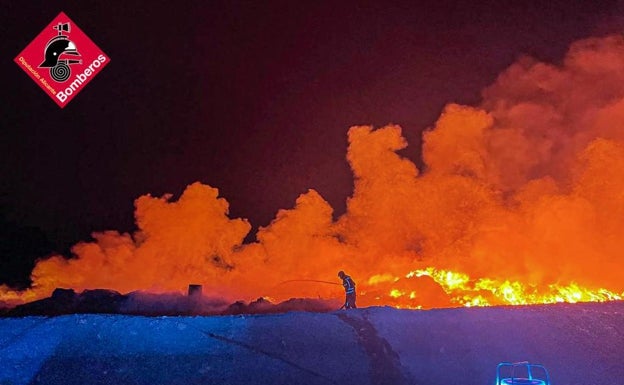 Imagen principal - Imágenes del incendio en el vertedero de Monóvar. 