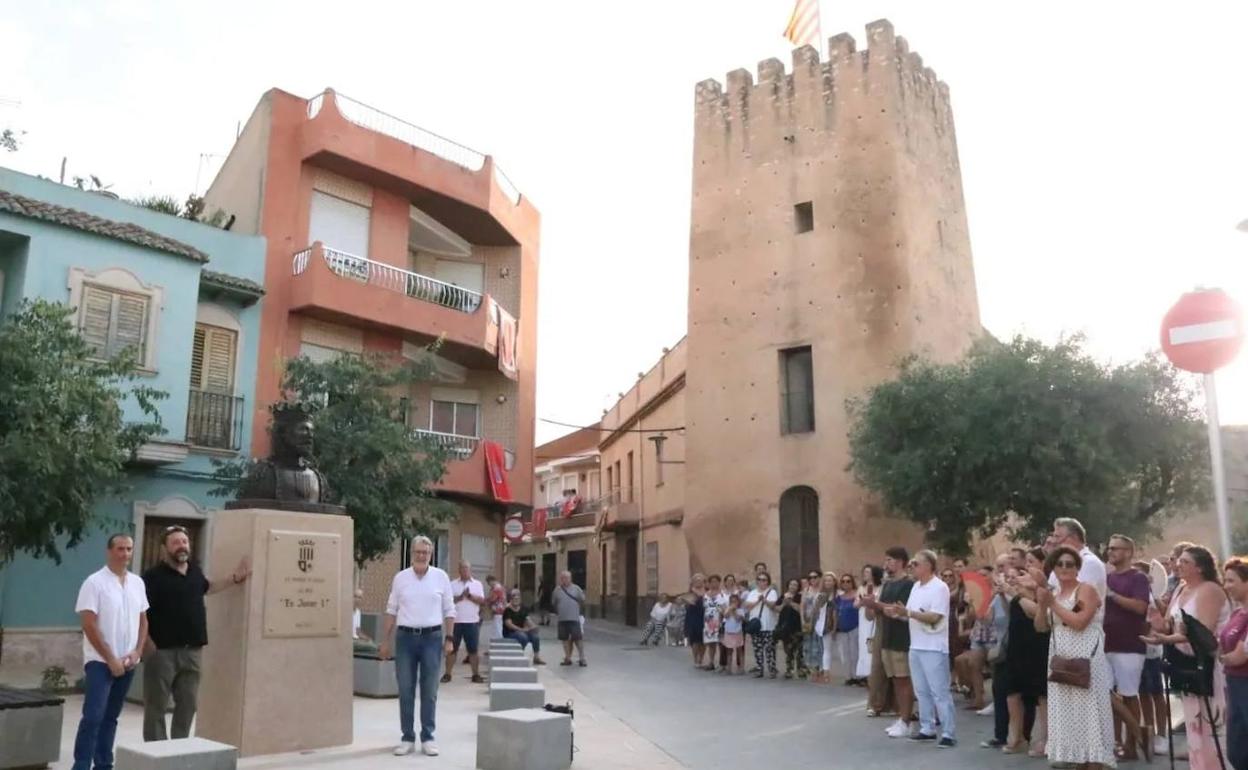 El alcalde, Ramón Marí y el concejal, David Ramón, con el artista, inauguran la escultura. 