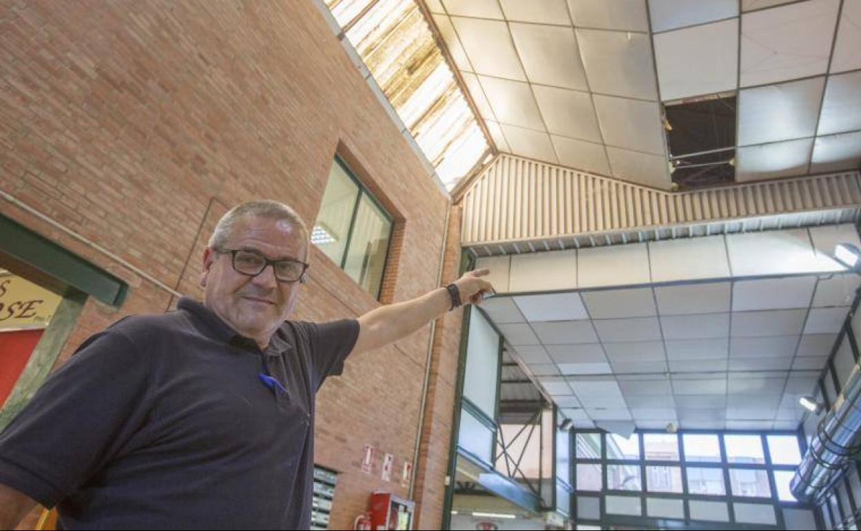 Zona del mercado de Castilla donde caen placas por la presencia de palomas. 