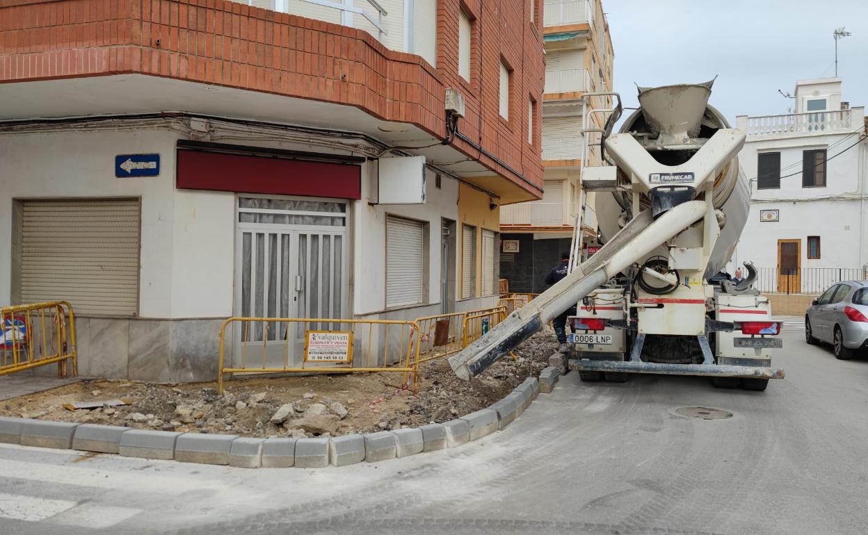 Obras en las aceras del Perelló. 