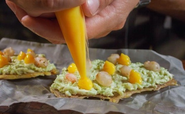 Imagen principal - Tostada de pollo y gamba blanca, berenjena japo-mediterránea y ssäm de panceta y curry tailandés. 