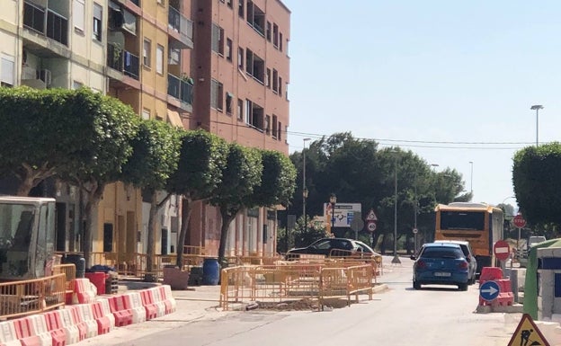 Caos circulatorio en Alcàsser por una nueva rotonda por la que no pueden girar los autobuses