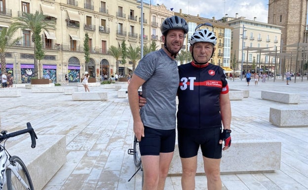 Imagen principal - Jesús Coiduras, padre e hijo; trabajadores de la plaza reformada y Miguel Jordá. 