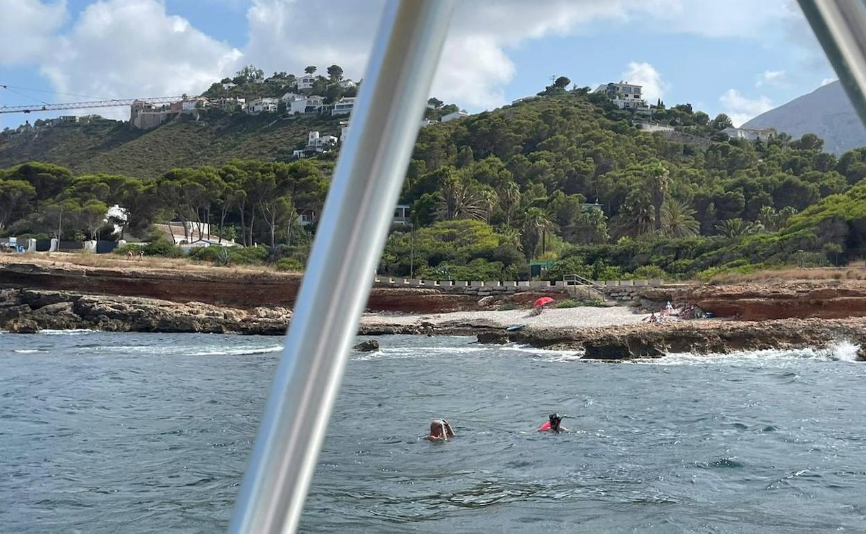 Momento en que uno de los agentes sorprende al furtivo en la reserva marina. 